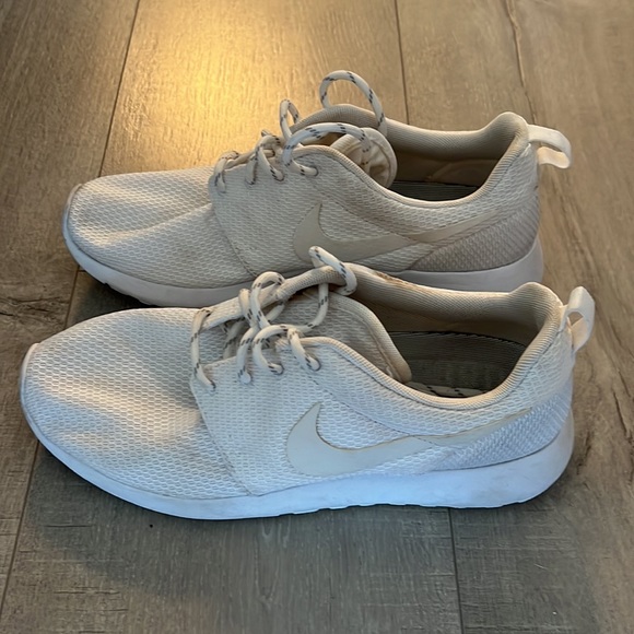 Nike Shoes - Nike Roshe white